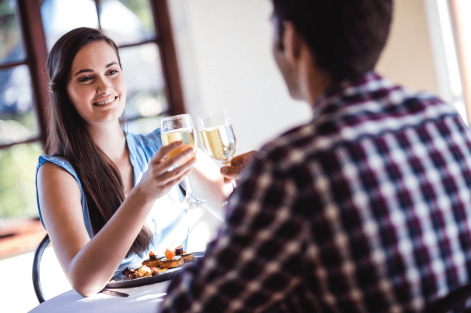 Pareja brinda con vino blanco albariño rías baixas